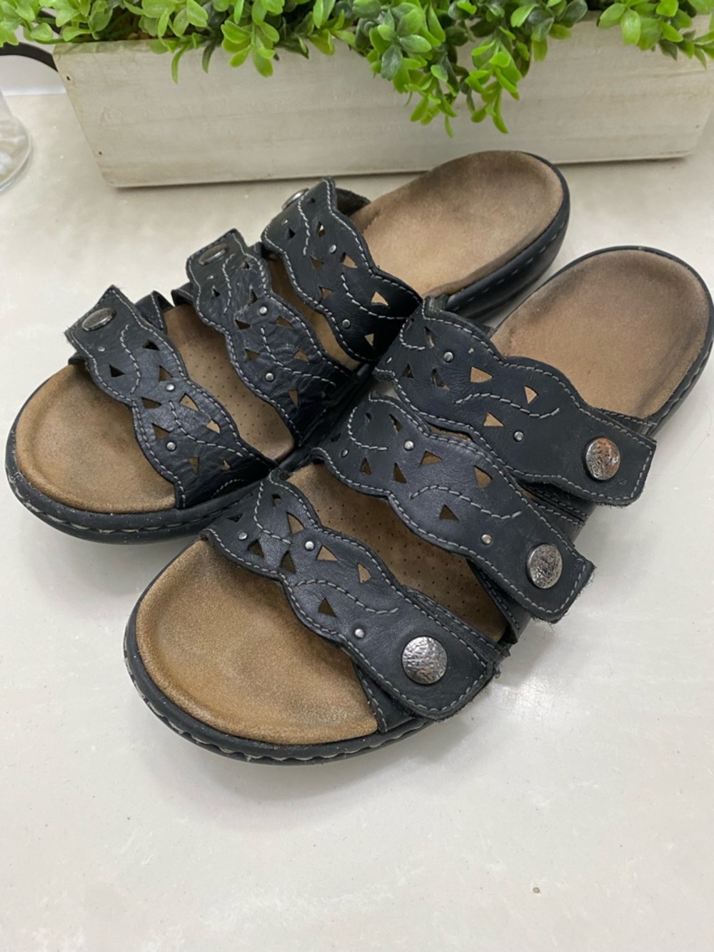 Clarks Collection Leisa Vine Black Leather Adjustable Slide Sandals OrthoLite 7M